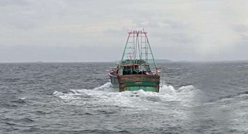 12 Indian Fishermen detained in seas off Mullaithivu