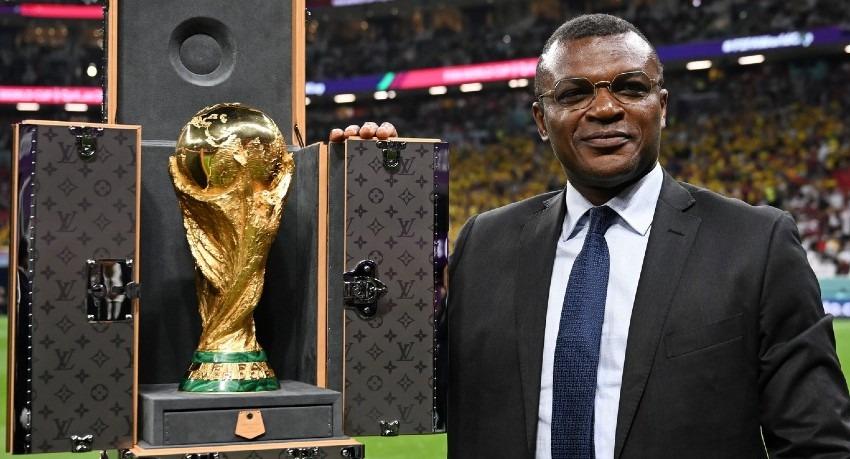The Jules Rimet Trophy (l) along with it's successor 'The FIFA World Cup  Trophy' (r Stock Photo - Alamy