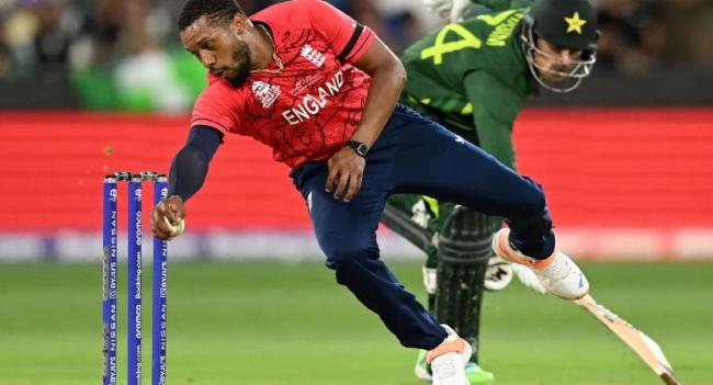 England on top as Pakistan restricted to 137/8
