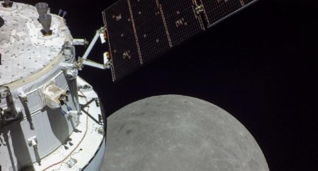 Artemis I–Orion performs Lunar flyby
