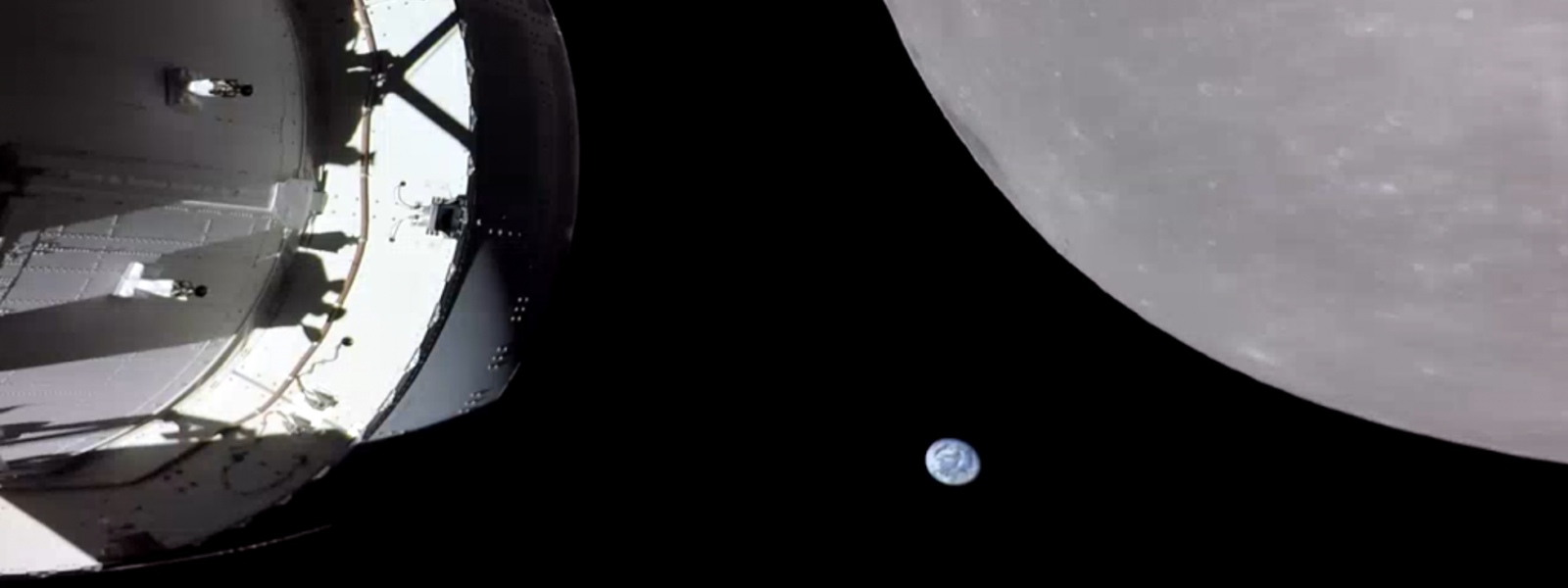 Artemis I–Orion performs Lunar flyby