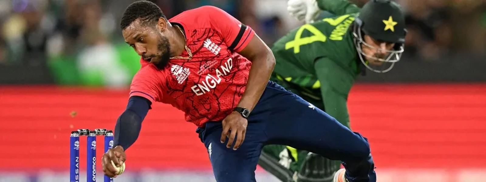 England on top as Pakistan restricted to 137/8