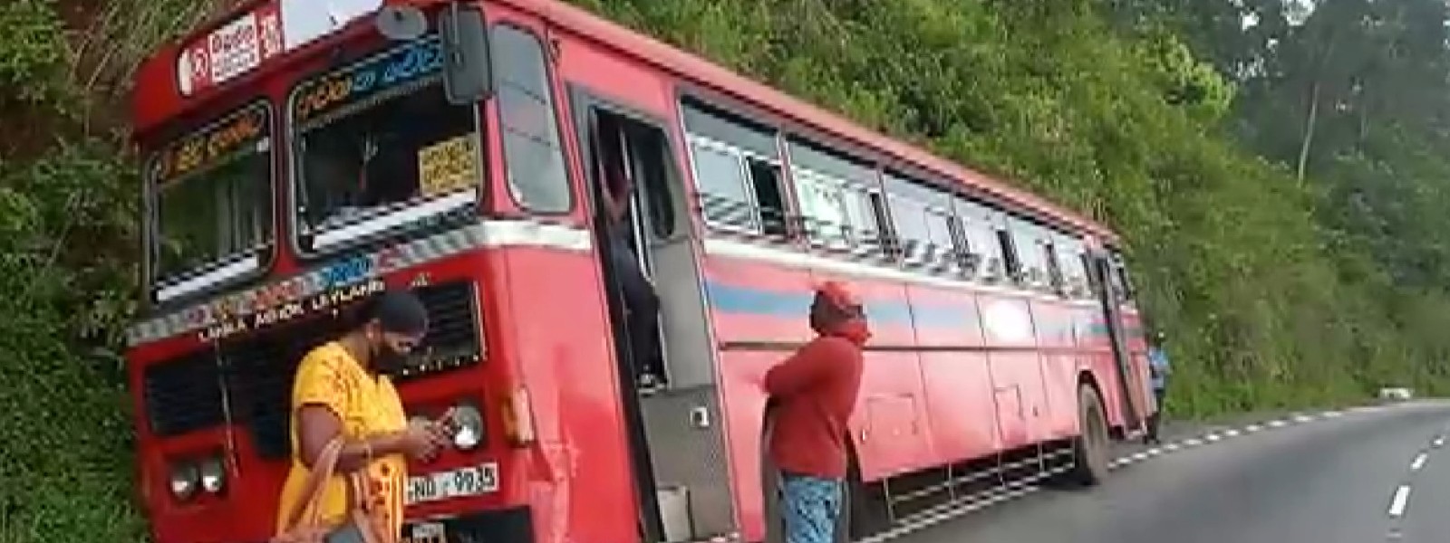 Driver steers bus to the side of a mountain as brakes fail, averts mishap