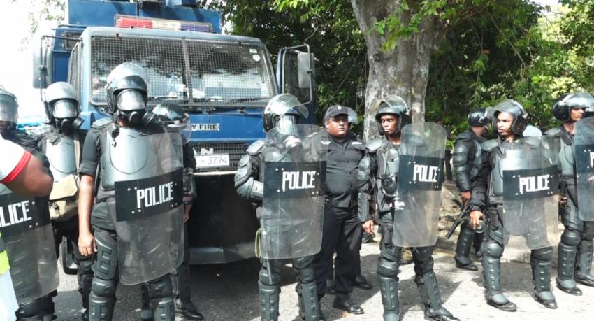 (VIDEO) Riot Police crackdown on IUSF protest