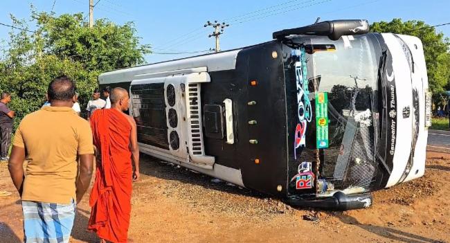 13 Injured as Luxury Bus Overturns in Serunuwara