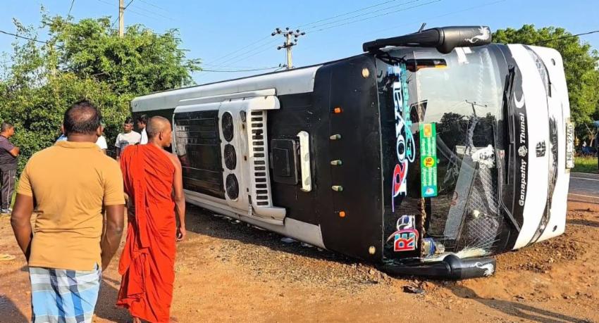 13 Injured as Luxury Bus Overturns in Serunuwara