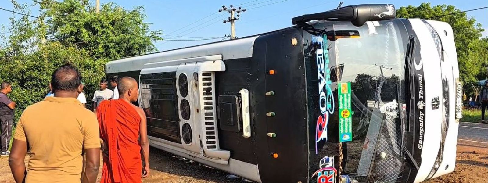 13 Injured as Luxury Bus Overturns in Serunuwara