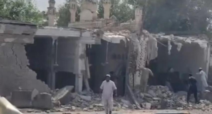 16 Killed in Suspected Suicide Bombing Near Police Compound in NW Pakistan