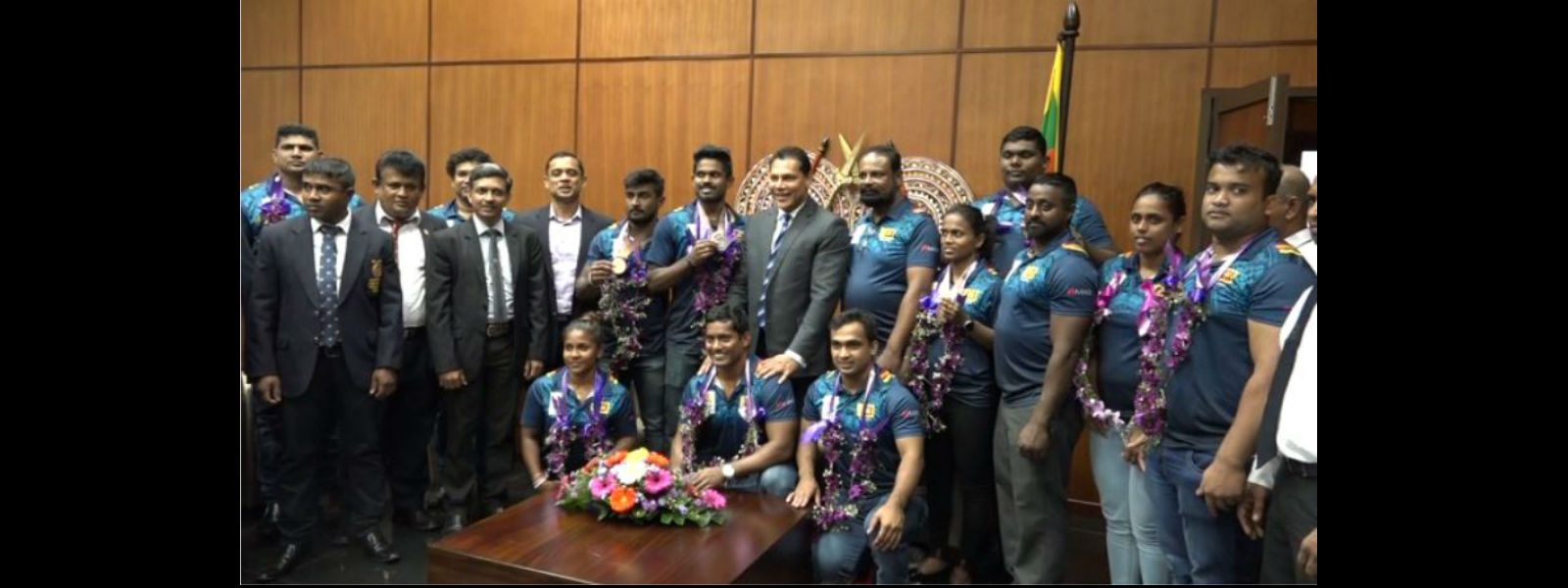ලක් මවට අභිමානයක් ගෙනා දූ පුතුන් හරසරින් පිළිගැනේ