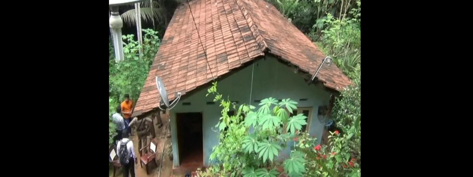 කිතුල්ගල නිවසක තිදෙනකු තියුණු ආයුධයකින් කපා දමයි