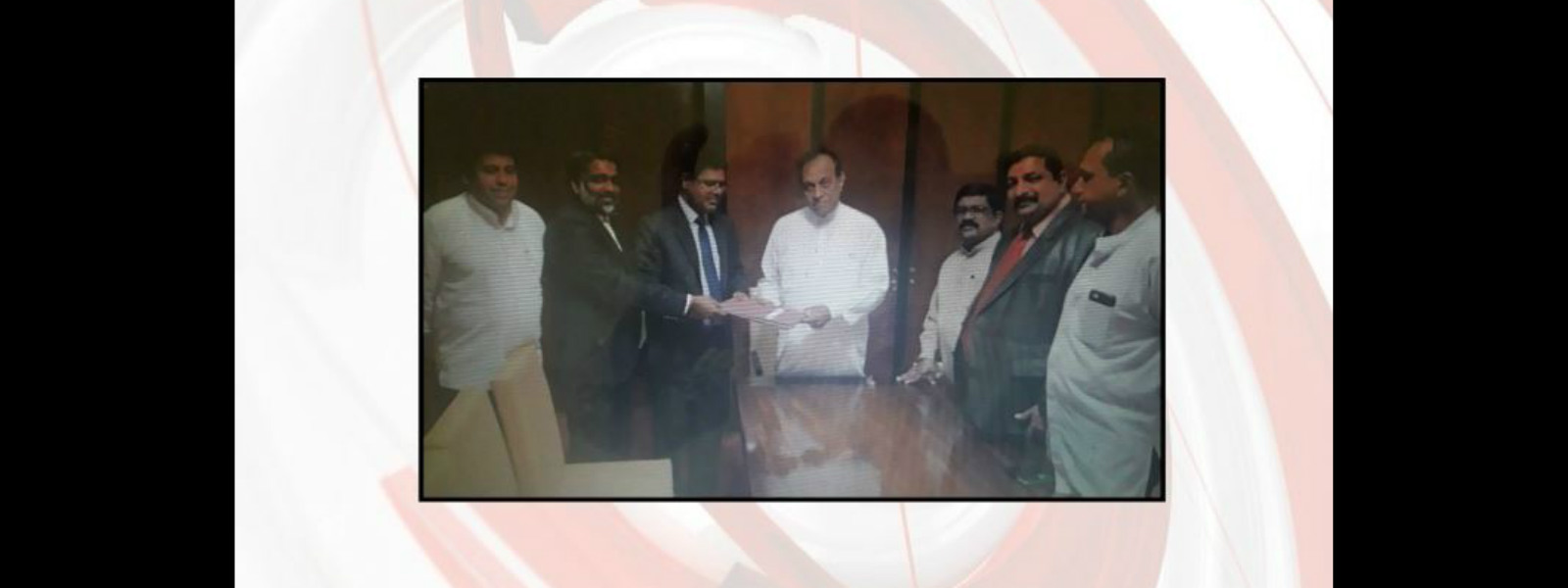 තිලංගට හා ශ්‍රීලනිප ඇමතිවරු 06 කට විශ්වාසභංගයක් 