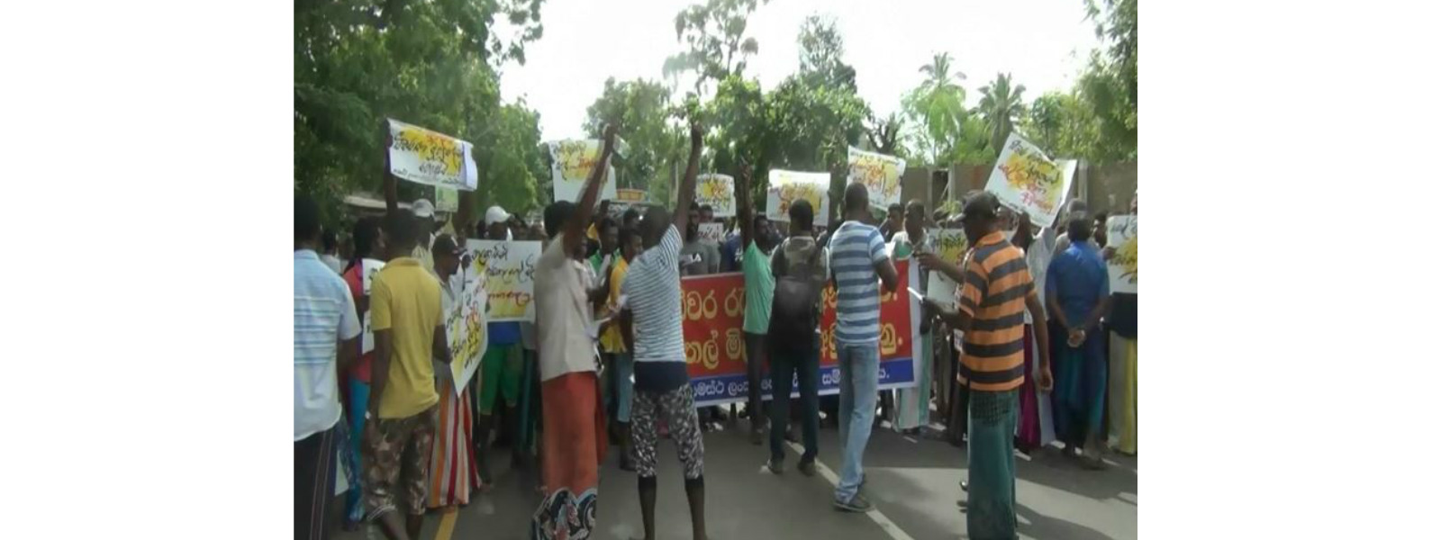 මාතර - කතරගම පාර අවහිර කරමින් ධීවරයින් උද්ඝෝෂණයක 