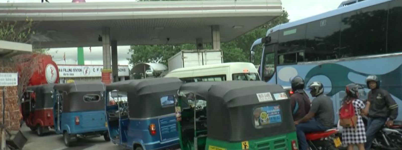 ඉන්ධන පිරවුම්හල් අසල දිගු පෝලිම්