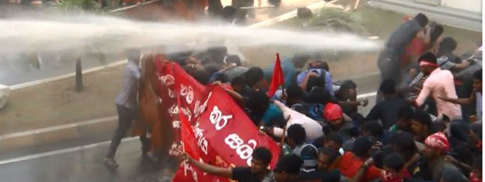 UGC ය අසලදී අන්තරේ සිසුන්ට කඳුළු ගෑස්...
