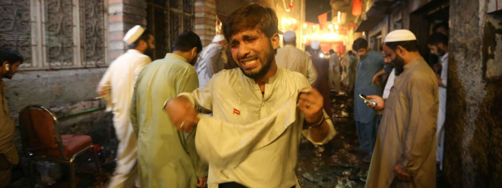 පේශාවර්හි රැළියකට මරාගෙන මැරෙන බෝම්බ ප්‍රහාරයක්  