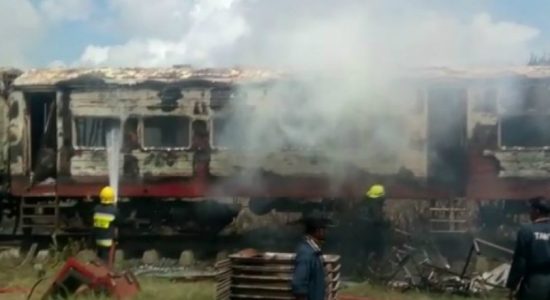 දෙමටගොඩ දුම්රිය අංගනයෙන් ගින්නක්