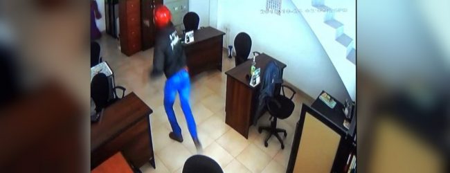හම්බන්තොට බැංකුවක් කොල්ල කයි