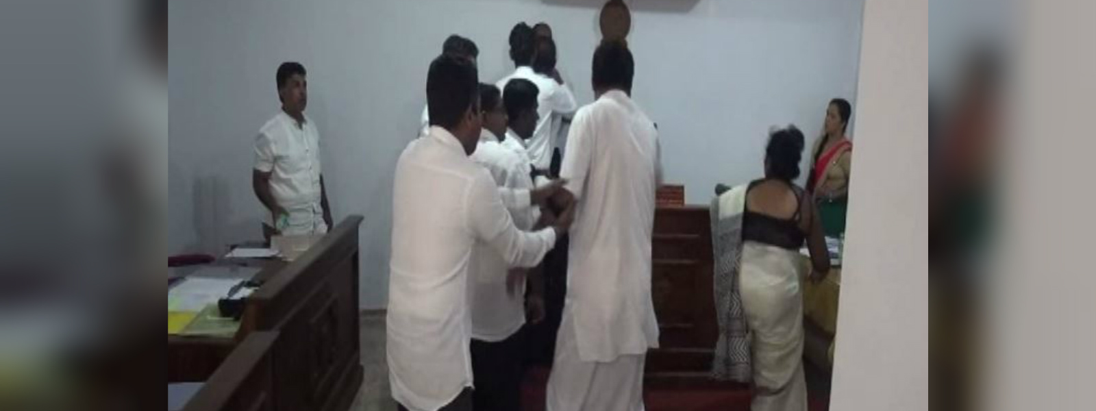 බළංගොඩ නගර සභාවේ ගුටි බැට හුවමාරුව