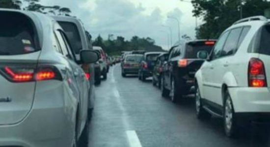 කොළඹ ලිප්ටන් වටරවුම අවට දැඩි රථ වාහන තදබදයක්