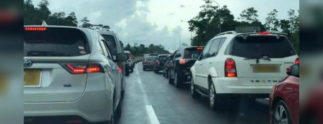 කොළඹ ලිප්ටන් වටරවුම අවට දැඩි රථ වාහන තදබදයක්
