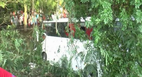 බස් රථයක් ඕලන්ද ඇළට පෙරළීමෙන් 3 දෙනෙකු මරුට