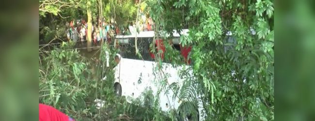 බස් රථයක් ඕලන්ද ඇළට පෙරළීමෙන් 3 දෙනෙකු මරුට