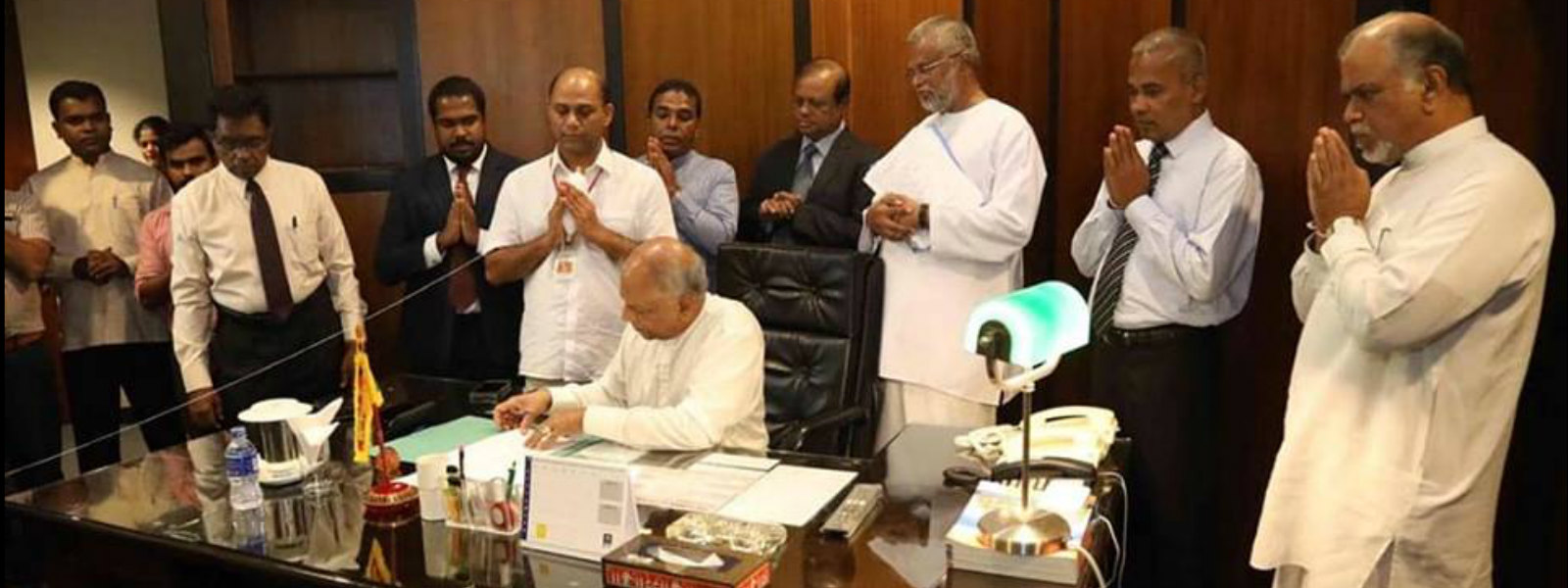 දිනේෂ් ගුණවර්ධන සභානායක ධූරයේ වැඩ අරඹයි