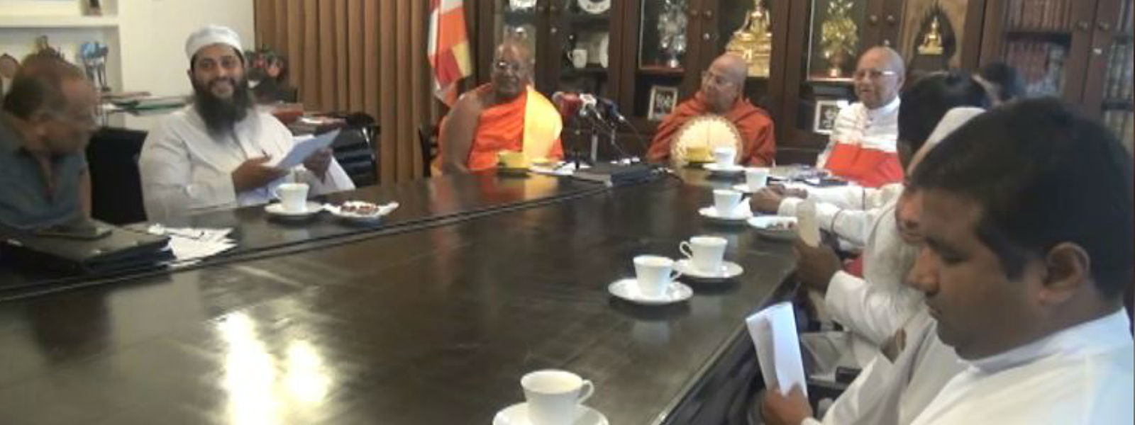 අර්බූදය විසඳීමේ වගකීම ජනතාවට භාර දෙන්න...