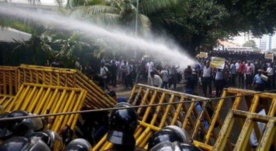 ලෝටස් වටරවුමේ විරෝධතාවයට කඳුළු ගෑස් ප්‍රහාර 