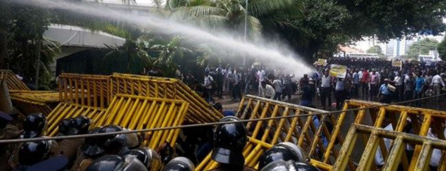 ලෝටස් වටරවුමේ විරෝධතාවයට කඳුළු ගෑස් ප්‍රහාර 