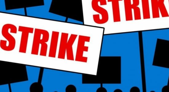 වතු කම්කරුවන් පිරිසක් හතරවන දිනටත් වැඩ වර්ජනයක