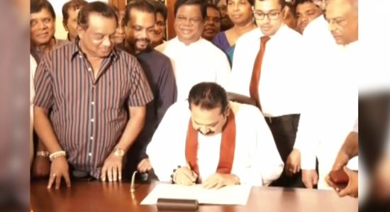 මහින්ද අගමැති ධූරයෙන් ඉවත්වීමේ ලිපියට අත්සන් තබයි