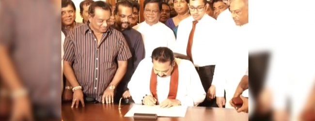 මහින්ද අගමැති ධූරයෙන් ඉවත්වීමේ ලිපියට අත්සන් තබයි