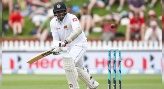 ශ්‍රී ලංකාව ජයග්‍රහණයට ලකුණු 429 ක් පිටුපසින්