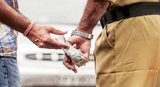 අල්ලස් ගත් පොලිස් නිලධාරීන් දෙදෙනාගේ වැඩ තහනම්