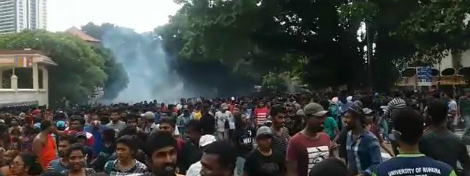 සරසවි සිසු විරෝධතාවට පොලීසියෙන් කඳුළු ගෑස්