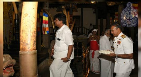 නාවික හමුදාපති දළදා සමිඳුන් වැඳපුදා ගනී
