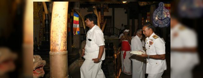 නාවික හමුදාපති දළදා සමිඳුන් වැඳපුදා ගනී