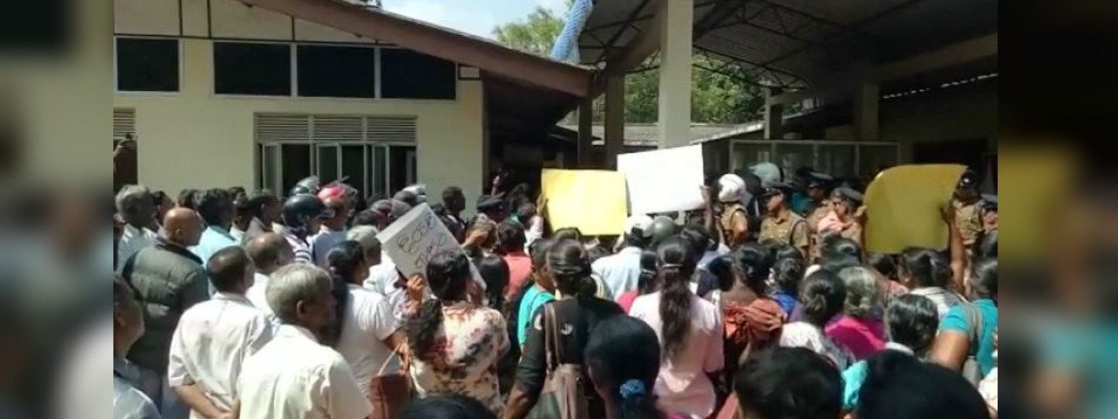 යාන් ඔයෙන් අවතැන් වූ ජනතාව වීදි බසී