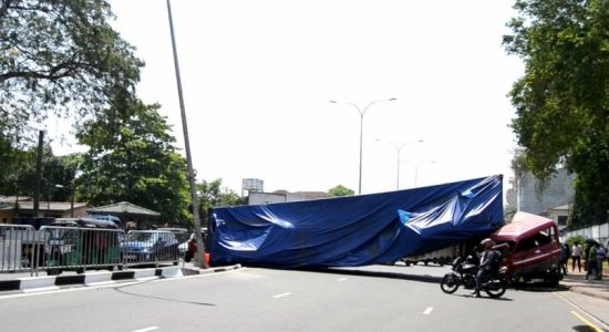 කන්ටේනරයක් පෙරළී වැලිකඩ අවට රථවාහන තදබදයක්