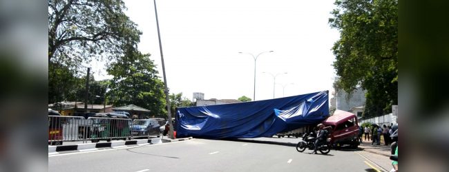 කන්ටේනරයක් පෙරළී වැලිකඩ අවට රථවාහන තදබදයක්