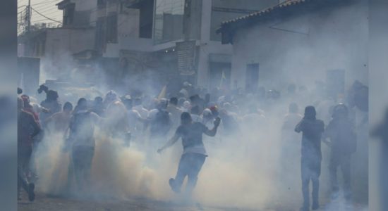 වෙනිසුවෙලානු විරෝධතාකරුවන්ට පොලීසියෙන් කඳුළු ගෑස්