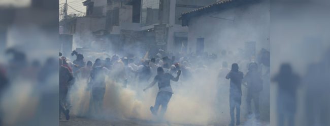 වෙනිසුවෙලානු විරෝධතාකරුවන්ට පොලීසියෙන් කඳුළු ගෑස්