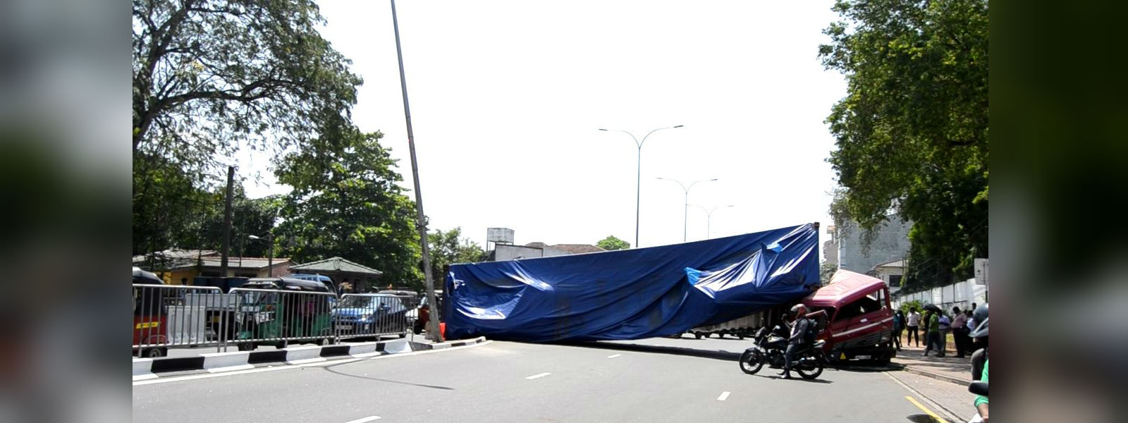 කන්ටේනරයක් පෙරළී වැලිකඩ අවට රථවාහන තදබදයක්