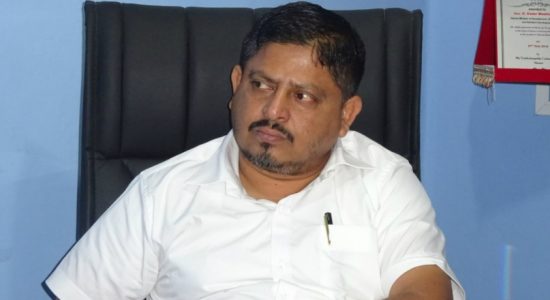 කාදර් මස්තාන්ගේ කැබ් රථයේ ගැටී 3 දෙනෙකුට තුවාල