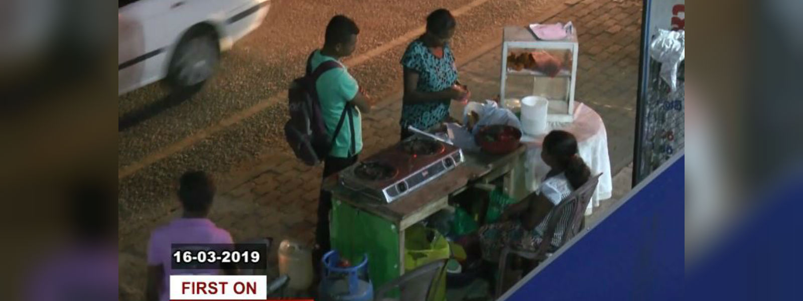 මහ පාරේ රැය පහන් කරන දිරිය මවක්...
