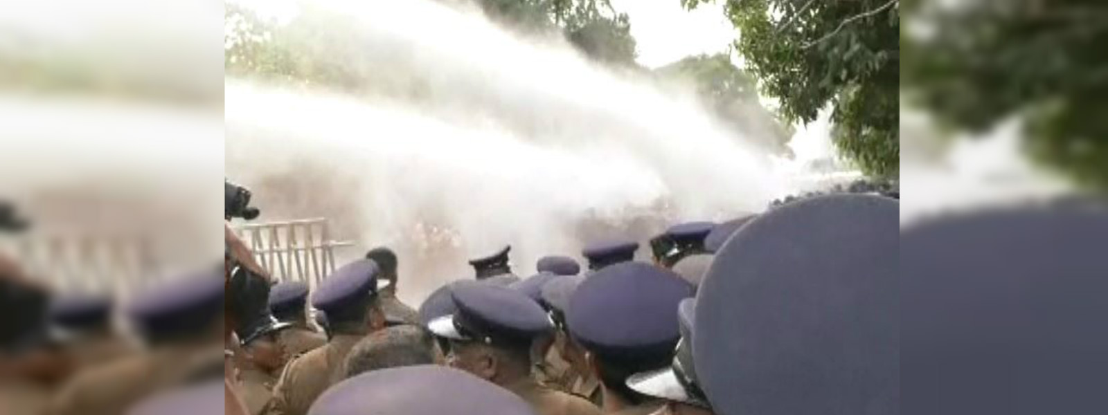 සරසවි සිසු විරෝධතාවට කඳුළු ගෑස් හා ජල ප්‍රහාරයක්