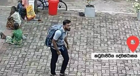 මීගමුව කටුවාපිටිය දේවස්ථානයට බෝම්බය රැගෙන එන අයුරු