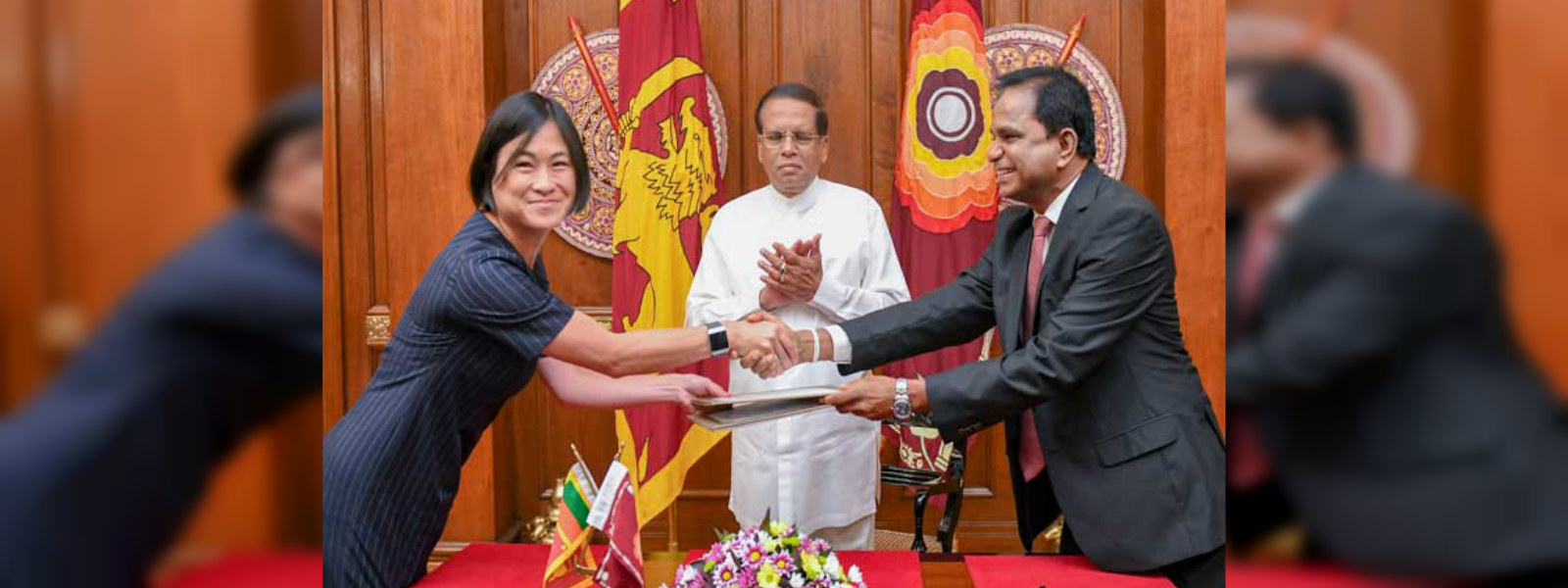 පාවෙන සුර්ය බලාගාරයක් ඉදිකිරීමට අත්සන් තැබේ