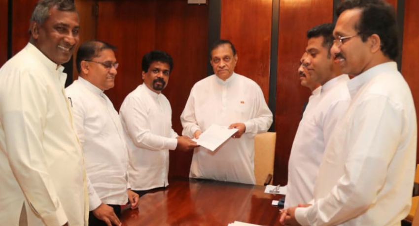 ආණ්ඩුවට එරෙහි විශ්වාසභංග යෝජනාව කතානායකට භාරදෙයි